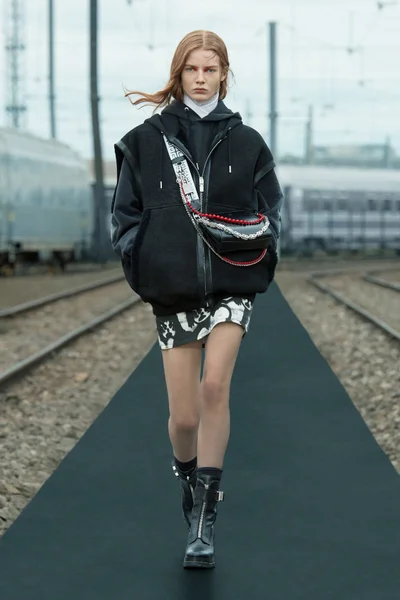 Look 12